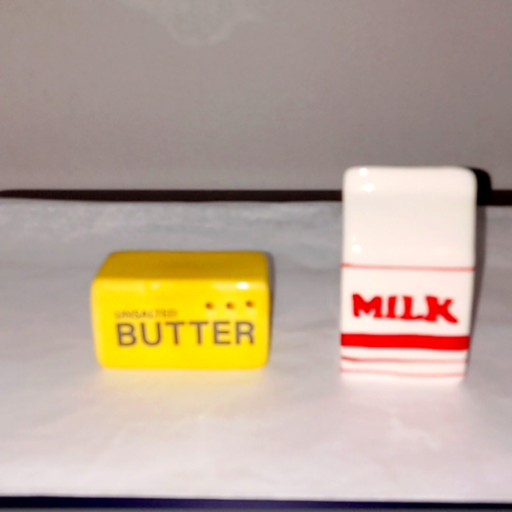 Cracker Barrel Salt and pepper Shakers 🧈🥛